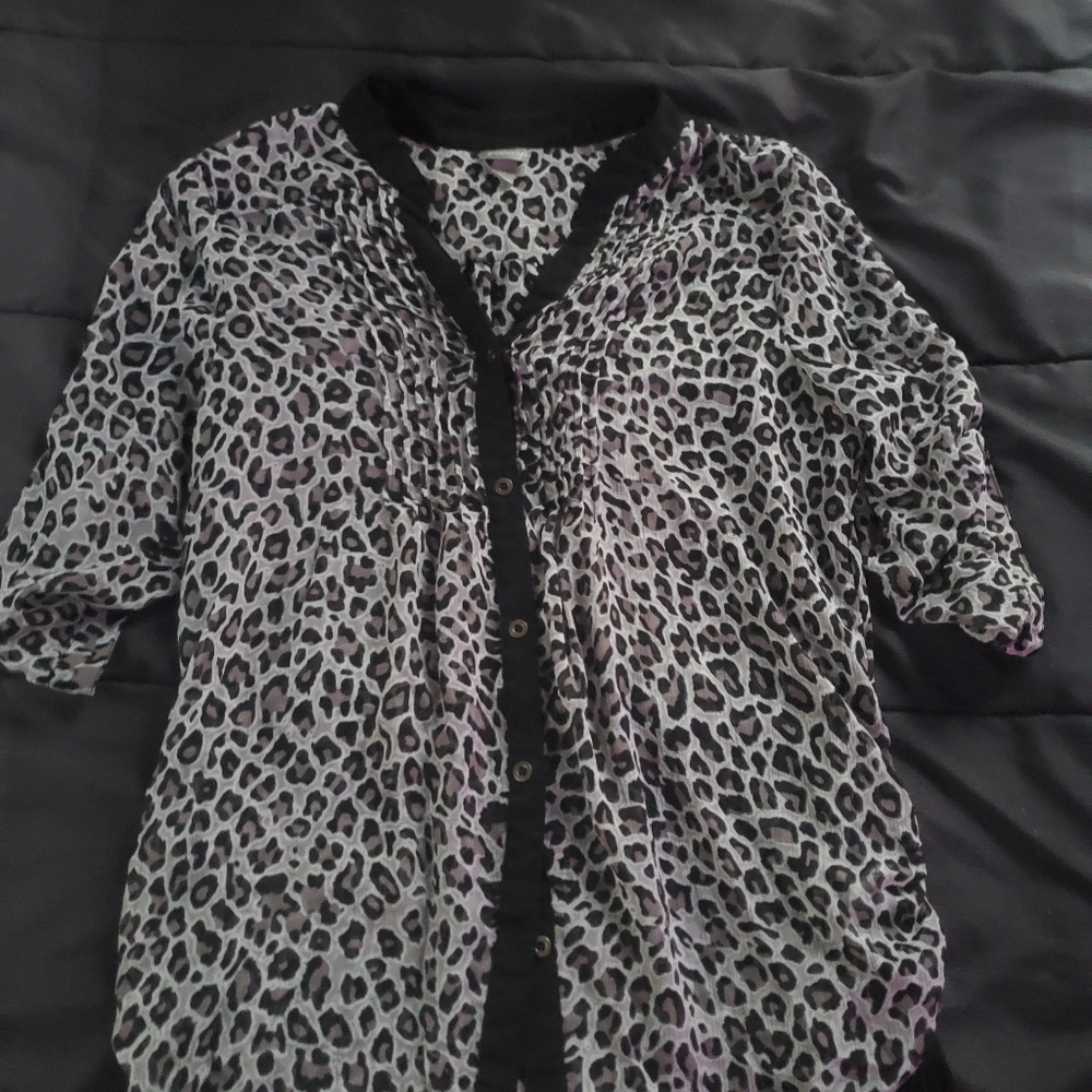 Vanity med sheer animal print top